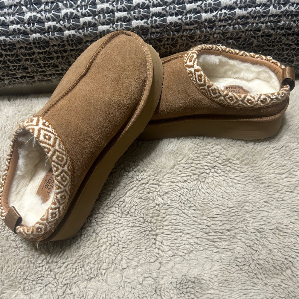 Warm Tan Women's Slippers with Patterned Trim